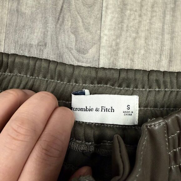 Abercrombie & Fitch faux leather cargo pull on olive green pants - Picture 3 of 6